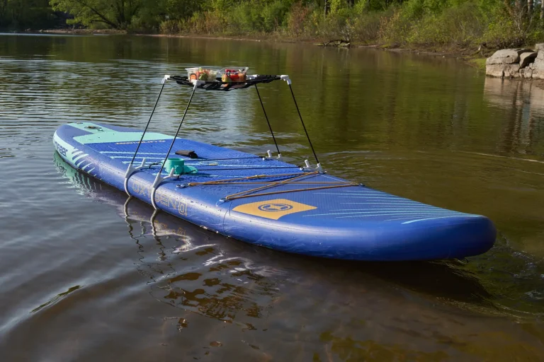 Table on a paddle board, SUP, planche à pagaie, paddling, paddlers, paddle board