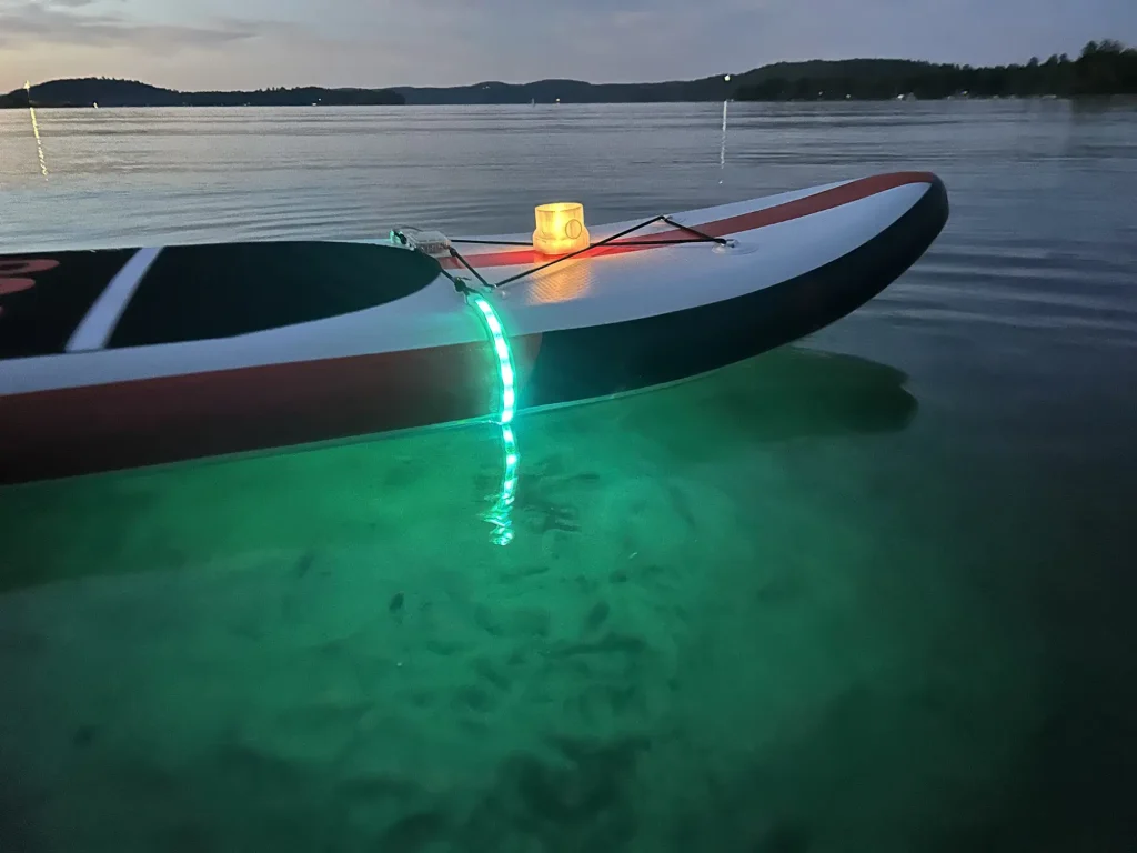 Light for paddle board, light lit for paddlers, paddleboard, planche à pagaie