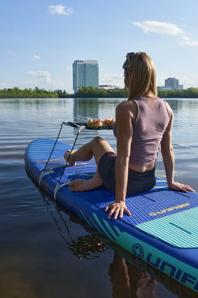 Table on a paddle board, SUP, planche à pagaie, paddling, paddlers, paddle board